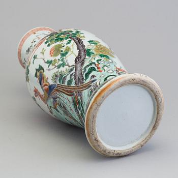 PRAKTVAS, porslin. Kina, Qingdynastin, Guangxu (1874-1908).