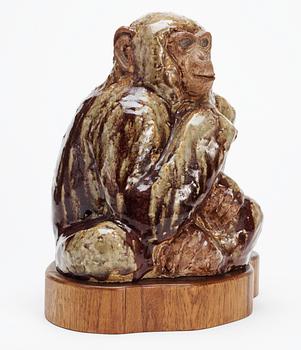 A Michael Schilkin stoneware sculpture of two monkeys, Arabia, Finland.
