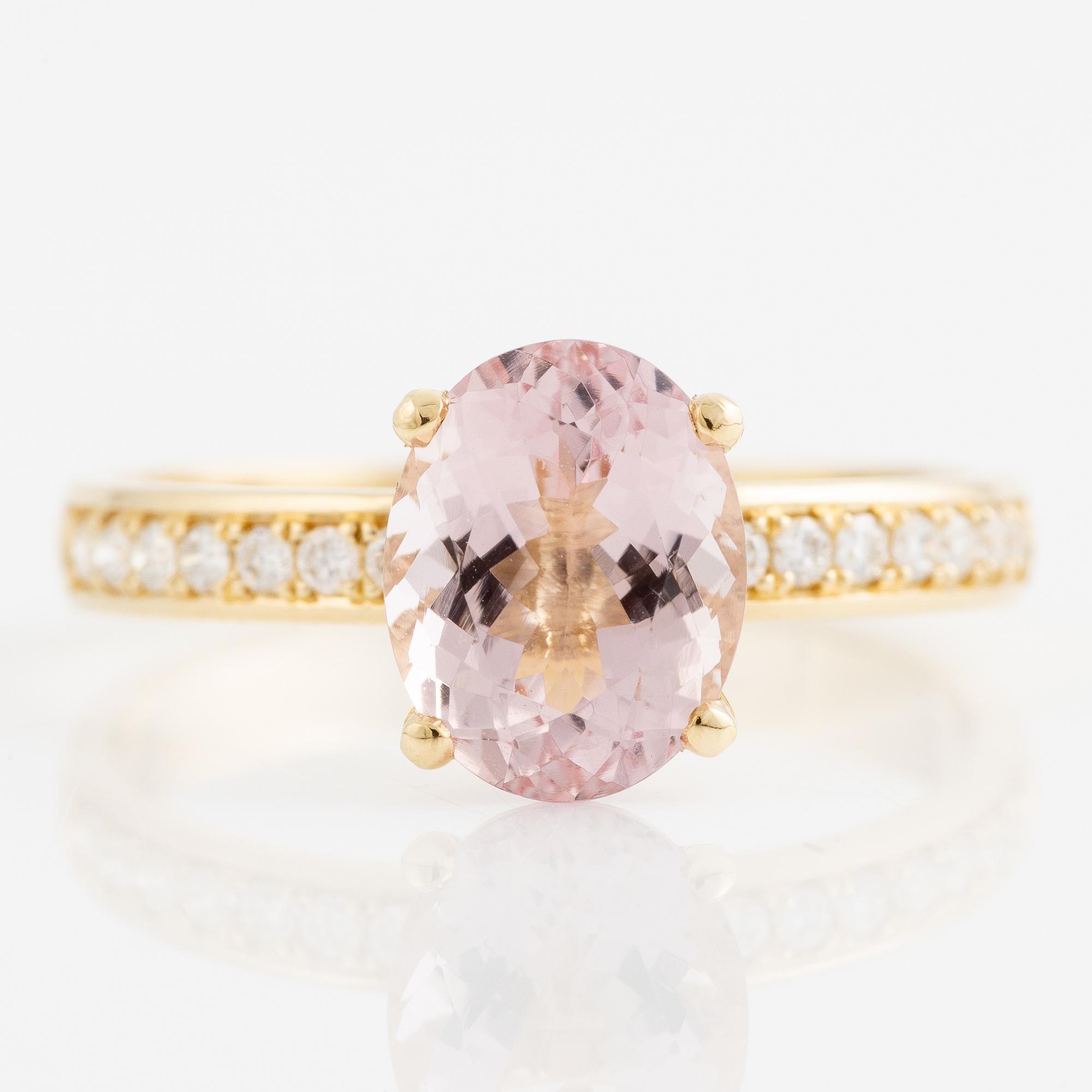 Ring 14K guld med morganit och briljantslipade diamanter.