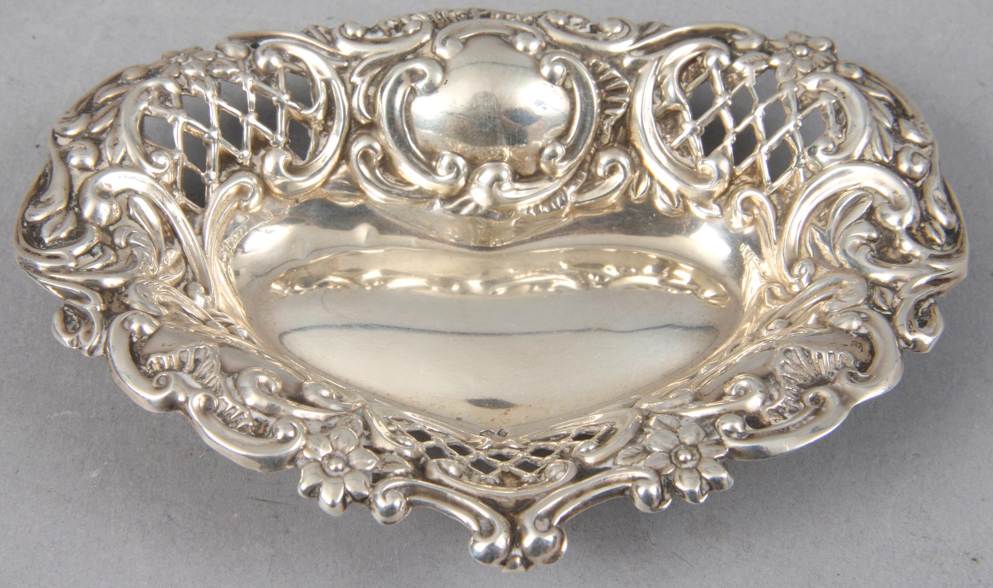 PARTI SILVER, 9 delar, 1800/1900-tal. Bl a importstämplar. Tot. vikt 481 g.