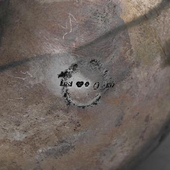 KAFFEKANNA SAMT GRÄDDKANNA, silver, rokokostil, troligen Israel Sundström, Stockholm, 1914. Vikt ca 900 g.