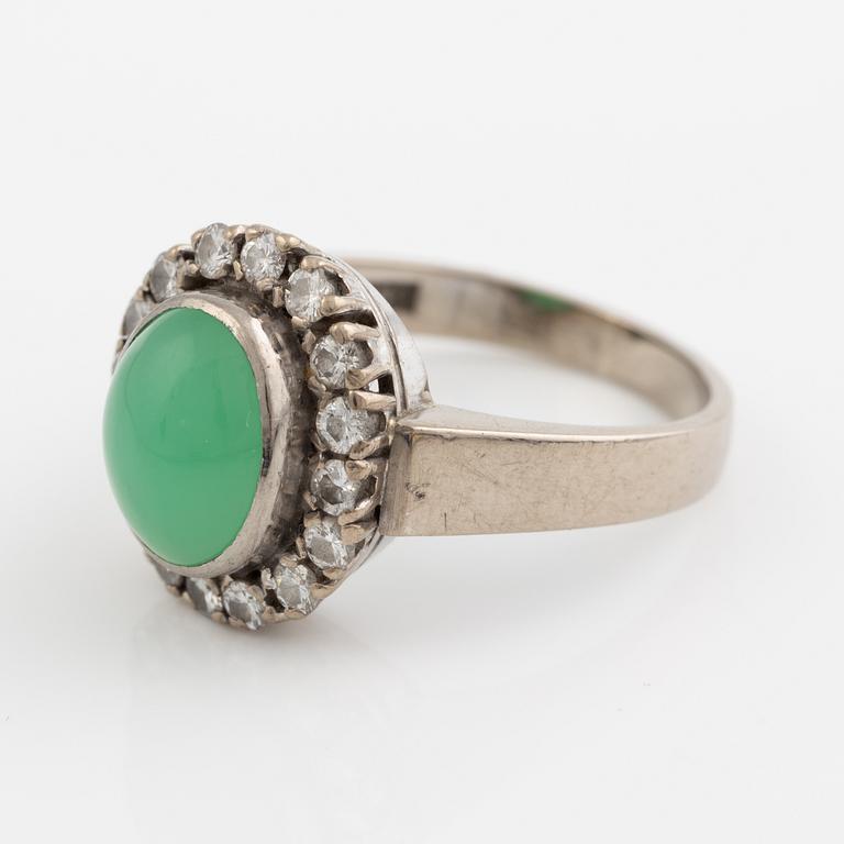 Ring in 18K white gold set with round brilliant-cut diamonds and chrysoprase.