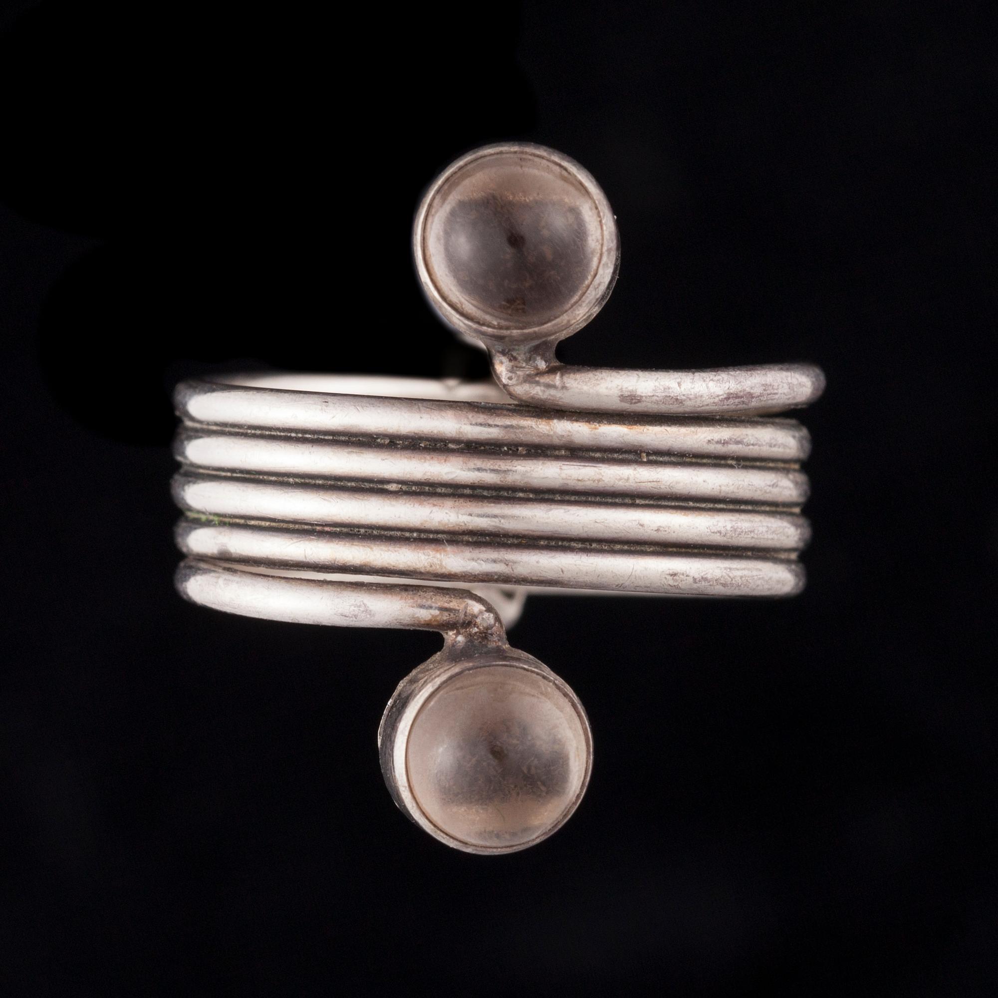 RING, silver, rökkvarts. Heikki Kaksonen, Kaunis Koru. Vikt ca 6,4 g.