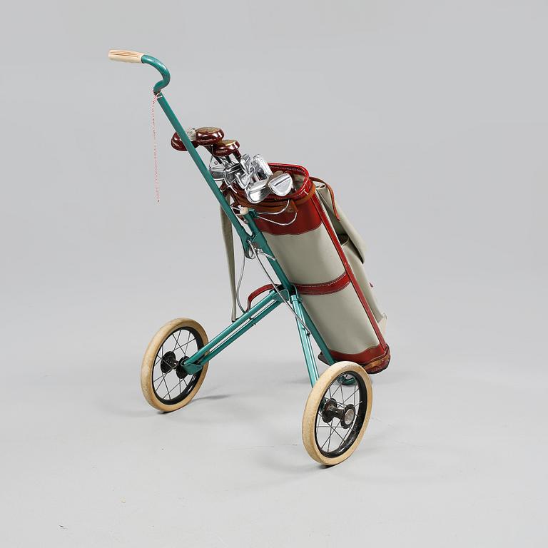 GOLFBAG med VAGN och KLUBBOR, 13 st, 1900-talets tredje kvartal.