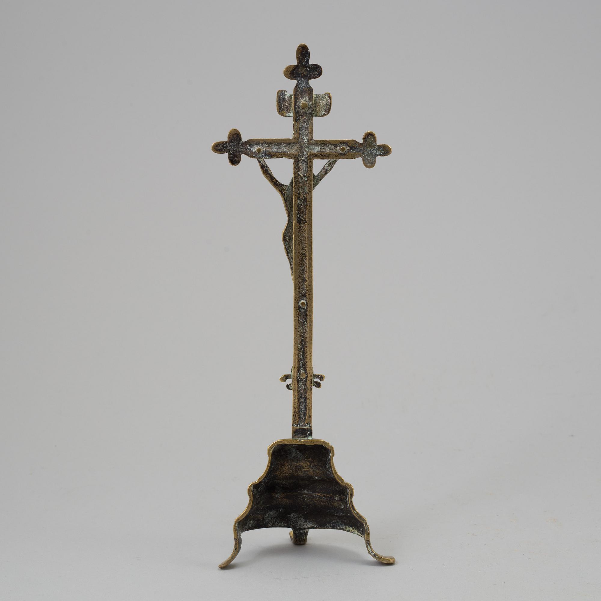 A 19TH CENTURY BRONZE CRUCIFIX.