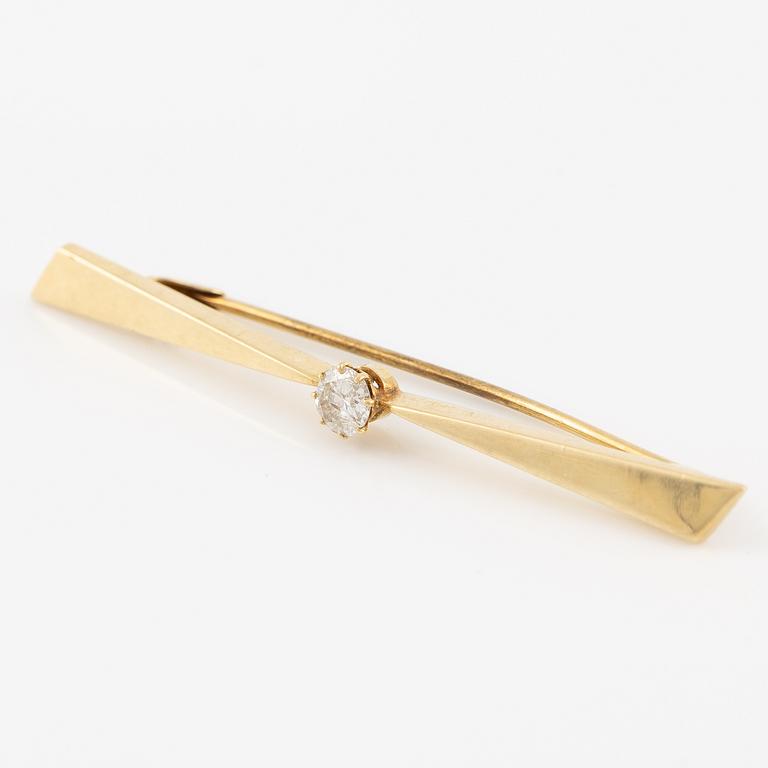 Brooch, 14K gold with brilliant-cut diamond.