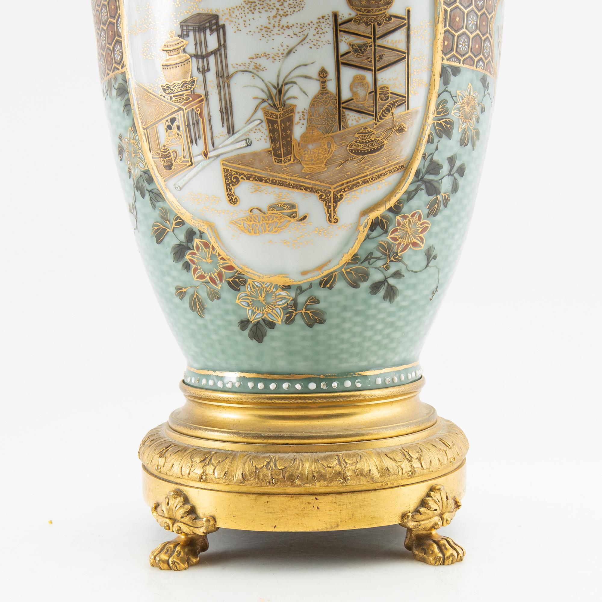 Bordslampa troligen Japan tidigt 1900-tal porslin och metall.