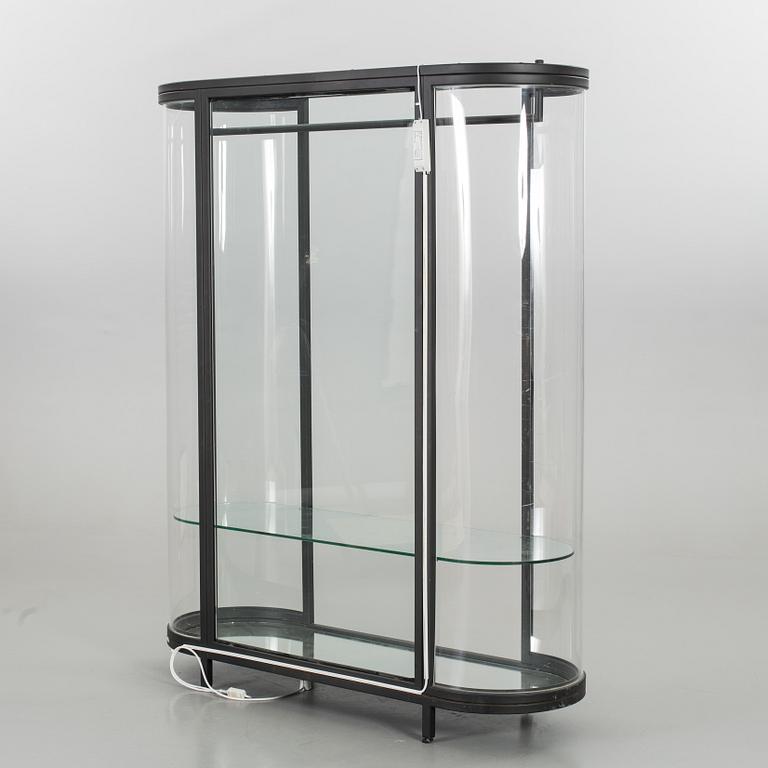 VITRINSKÅP / BUTIKSSKÅP. Glas, plexiglas och spegelglas. Sekelskiftetet 2000.