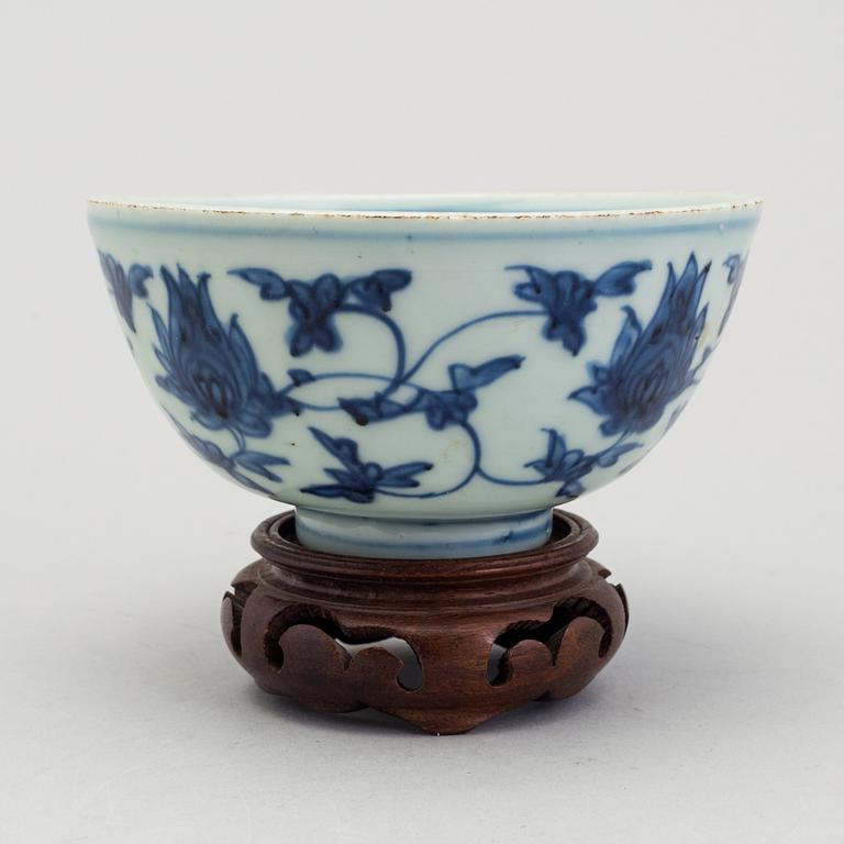 A Chinese porcelain blue and white bowl, Ming dynasty (1368-1644).