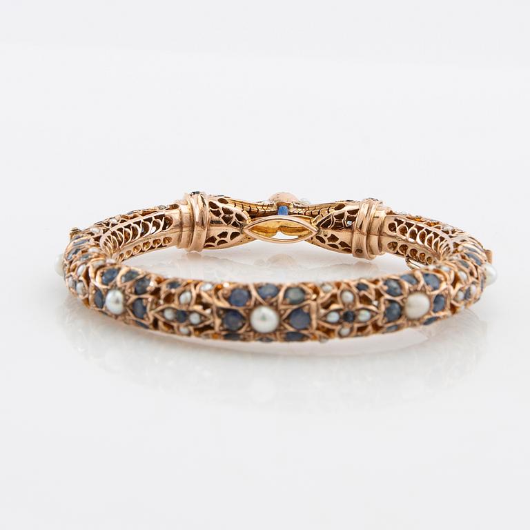 Bracelet of 14K rose gold with faceted sapphires and cultured pearls, India 1960s.