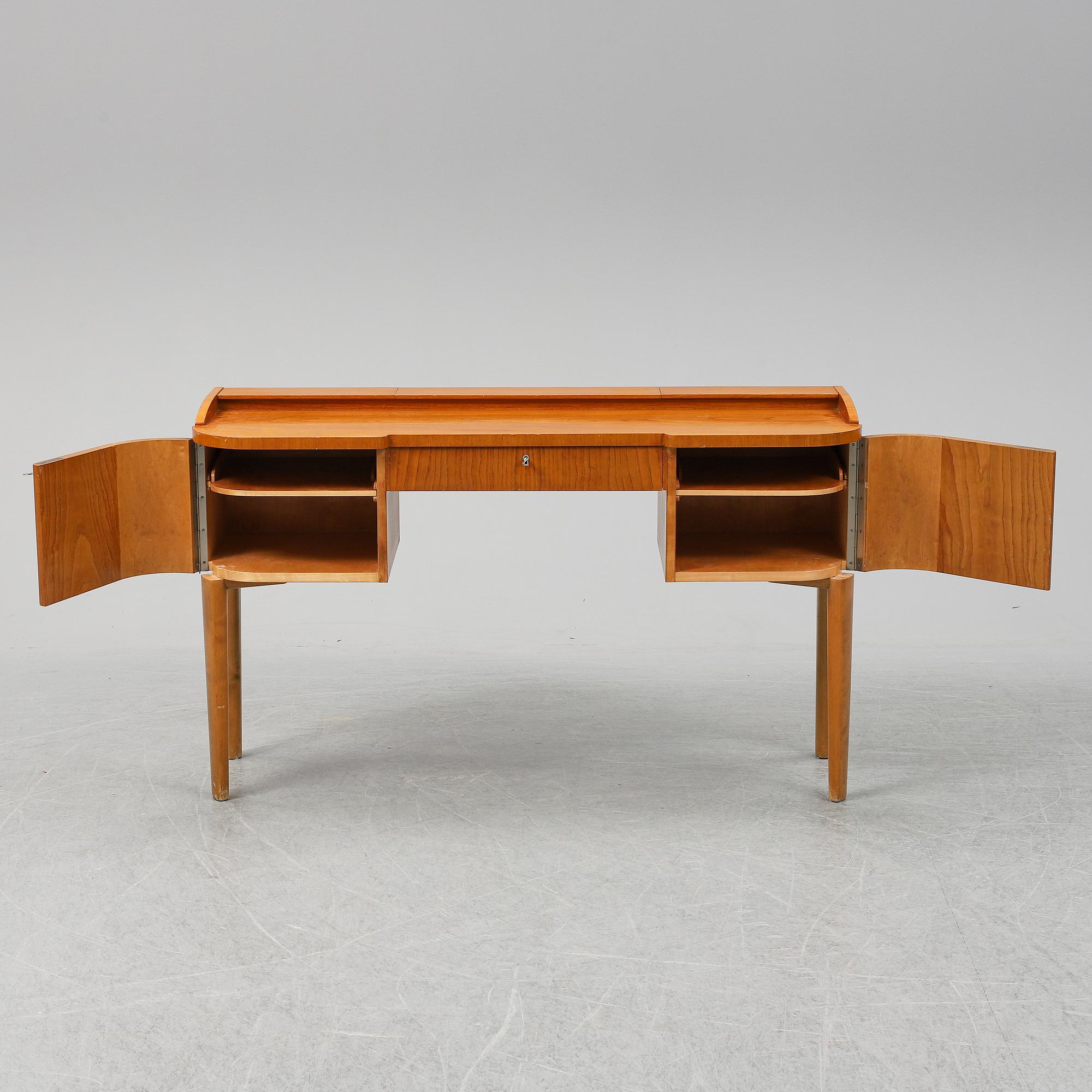 A 1940's table with pouf.