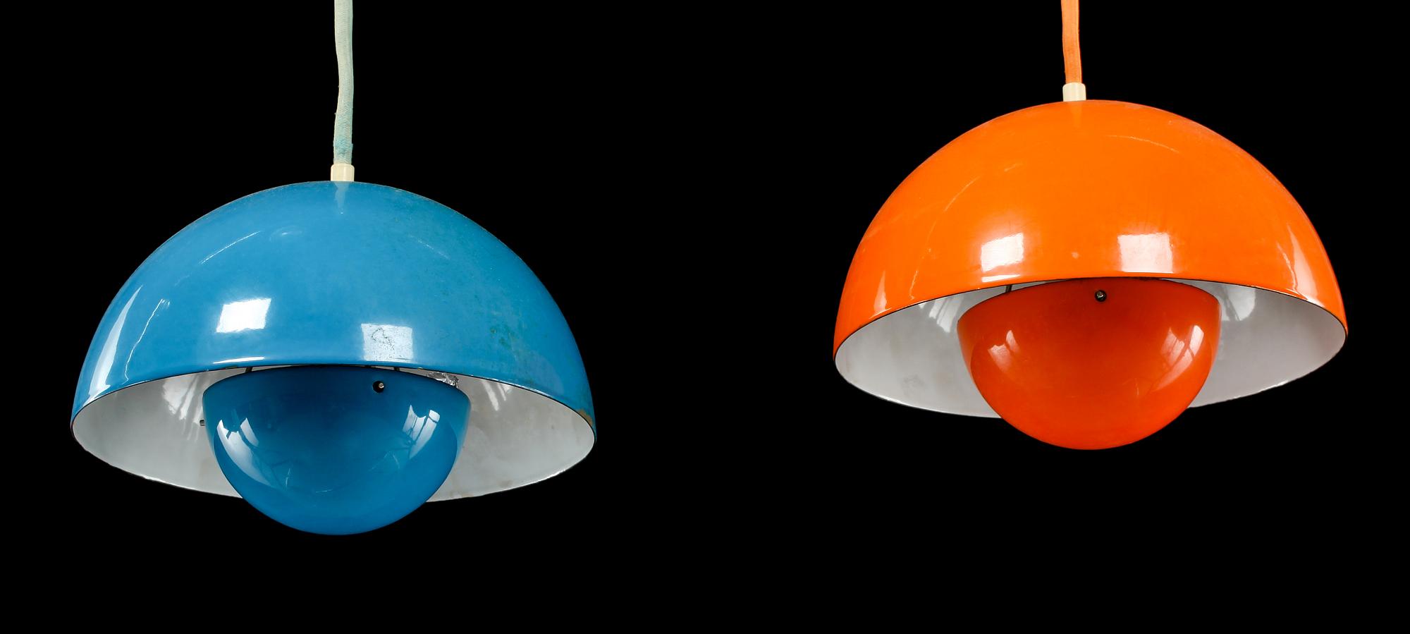 TAKLAMPOR, 2 st, troligen "Flower Pot", Verner Panton för Louis Poulsen, modellen formgiven 1968. Kuphöjd 14 cm.