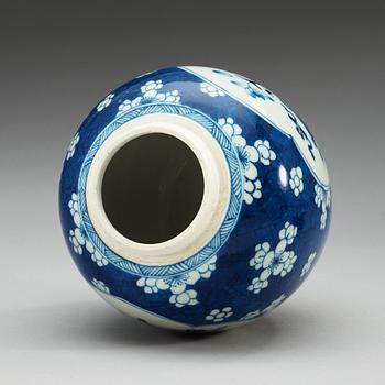 A blue and white pot, Qing dynasty, Kangxi (1662-1722).