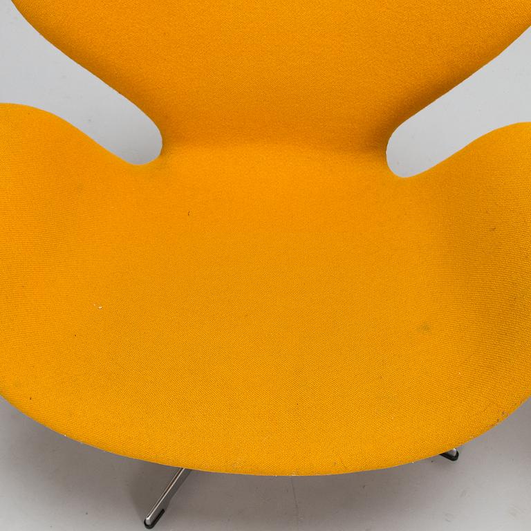 Arne Jacobsen, a pair of "Svanen" (Swan) armchairs for Fritz Hansen, Denmark, dated 2001.