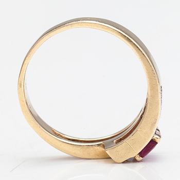 Ring in 14K gold set with round brilliant-cut diamonds and oval faceted rubies.