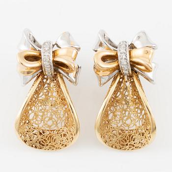 Demi parure, ring and earrings, 18K gold with brilliant-cut diamonds. Italy.