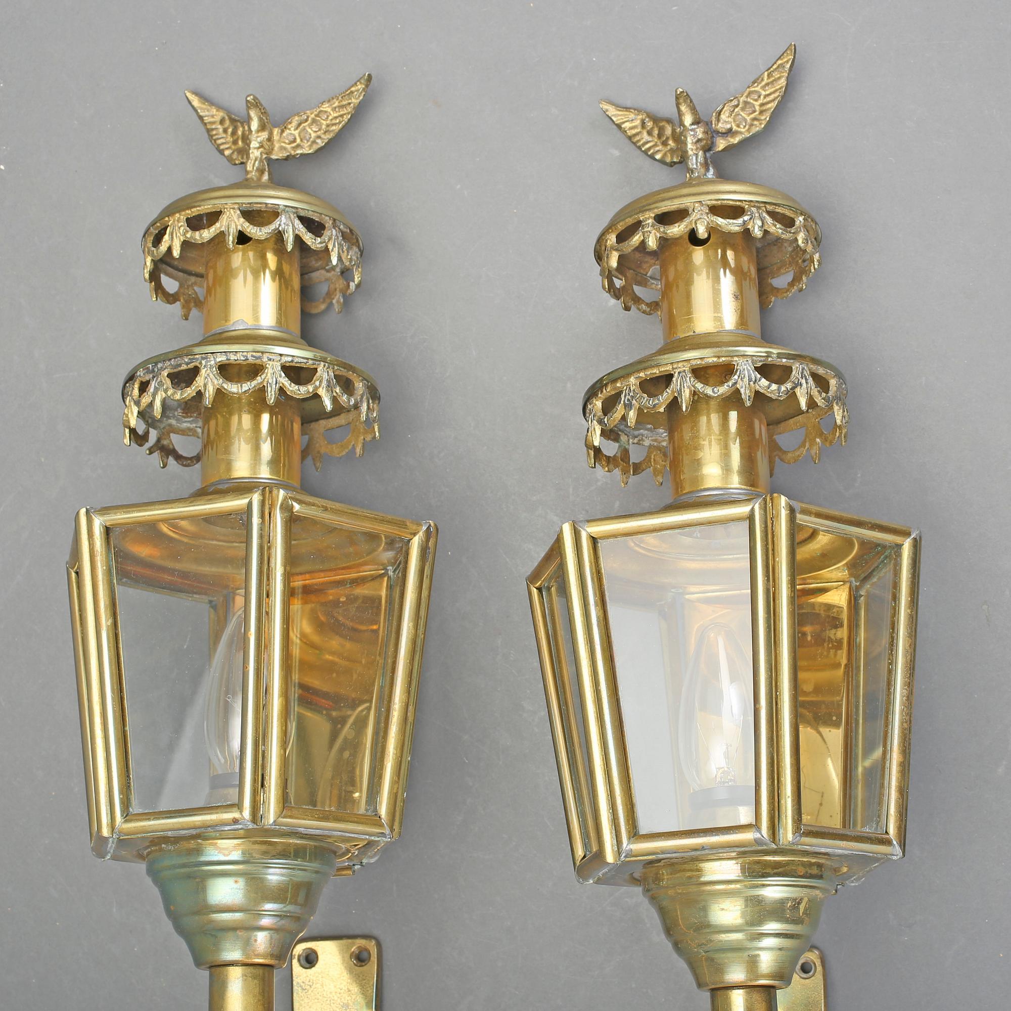 VAGNSLYKTOR/VÄGGLAMPOR, 2 st, mässing, empirstil, 1900-talets första hälft.
