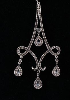 COLLIER, briljant- och droppslipade diamanter ca 2.56 ct. 18K vitt guld, vikt 11 g.