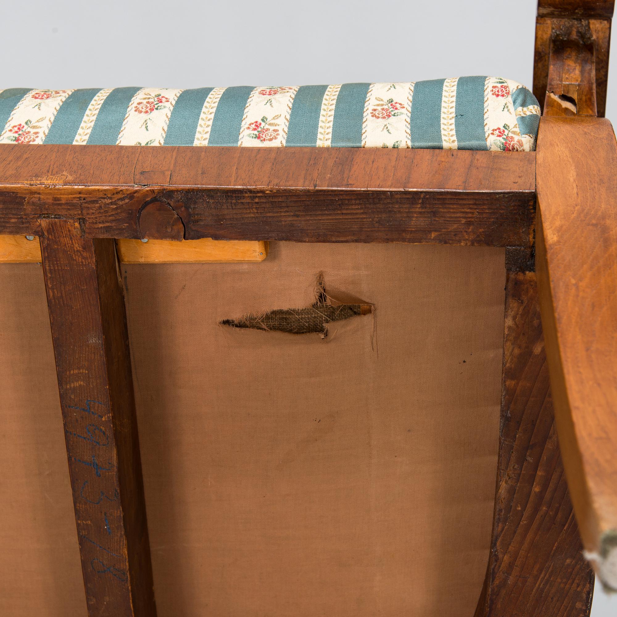 Karmstolar, biedermeier, ett par, 1820-1850.