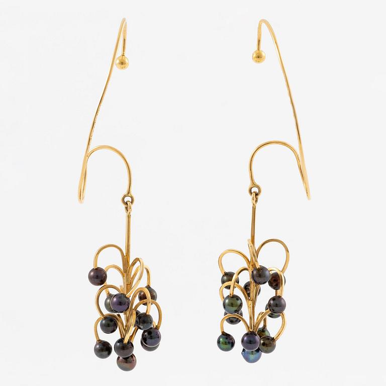 Sigurd Persson, a pair of earrings, 18K gold with cultured pearls, Stockholm 1965.