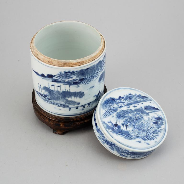 A blue and white jar with cover and two dishes, Qing dynasty, 18/19th Century.