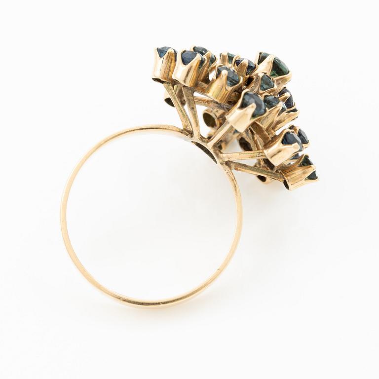 Ring 18K gold with faceted sapphires.