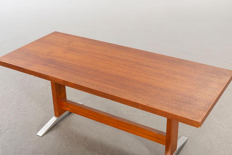 A MID 20TH CENTURY COFFEE TABLE.