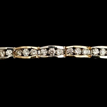 ARMBAND, 14 k guld och vitguld, 72 briljantslipade diamanter totalt ca 5 ct.