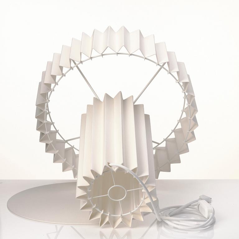 FOLKFORM, "L árt Plisse no 2", Formstudie i vitt, bordslampa, Studio Folkform, 2022.