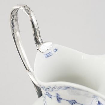 Kanna, porslin, metallskodd, Royal Copenhagen, "Musselmalet halvblond", 1800-talets andra hälft.