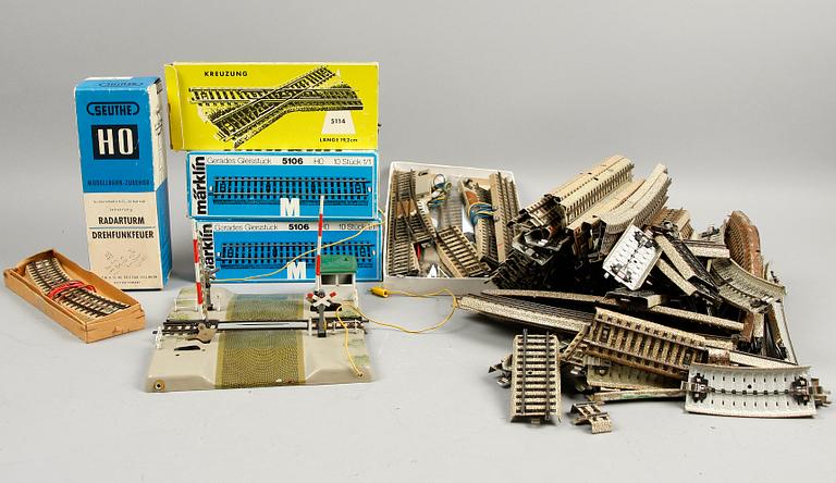 RÄLSDELAR, SEMAFORER, JÄRNVÄGSÖVERGÅNG mm, ca 160 delar, Märklin, H0.