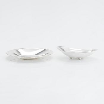 Tapio Wirkkala, skål och fat, silver, Hopeatehdas, Helsingfors 1957 och Kultakeskus, Tavastehus 1963.