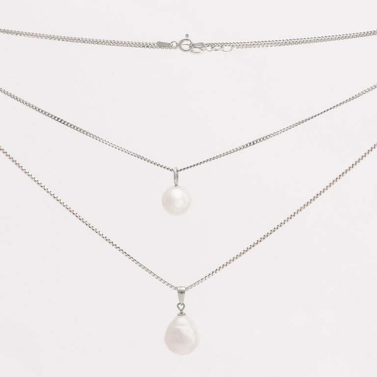 2 silver pendants with cultured pearls approx 10,5, 12 mm and earrings 18K whitegold 2 cultured pearls approx 8 mm.