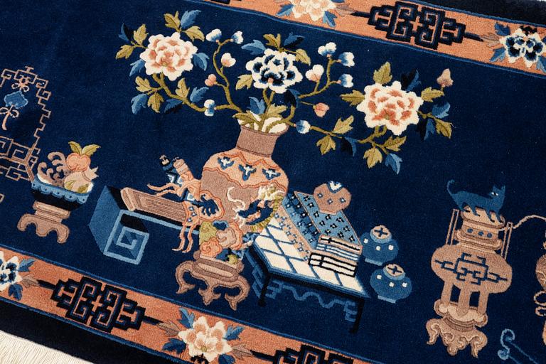 A Chinese rug,  156 x 80 cm.