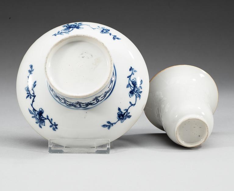 A blue and white cup with stand, Qing dynastin, Qianlong (1736-95).