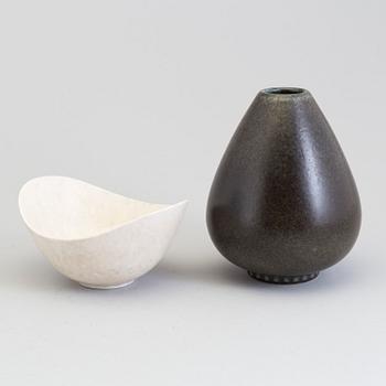 A second half of the 20th century stoneware bowl and vase by Gunnar Nylund for Rörstrand.