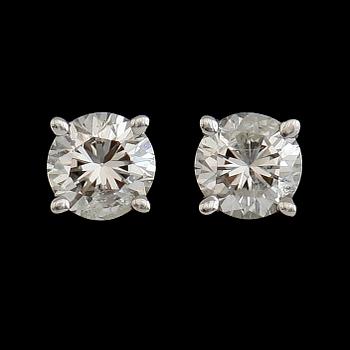 ÖRHÄNGEN, 1 par, 14 k vitguld. Briljantslipade diamanter tot ca 0.33 ct.