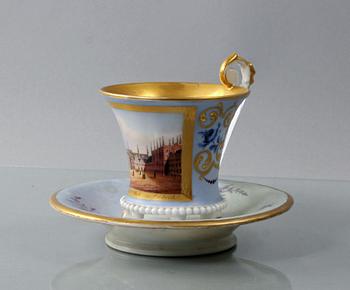 KOPPAR MED FAT, 2 st olika, porslin, 1800-tal.