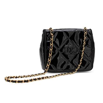 525. CHANEL, a black quilt leather shoulder bag.