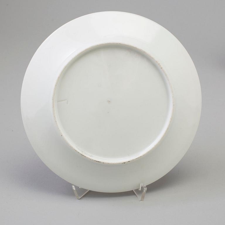 A SET OF EIGHT ENGLISH PORCELAIN PLATES, first half of the 19th century.