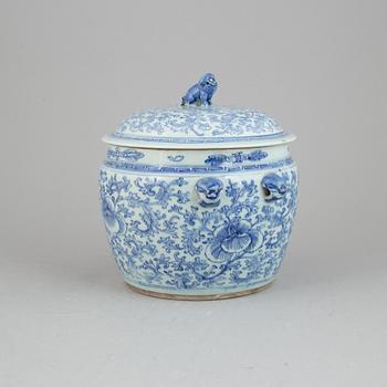 A Chinese blue and white porcelain food container with lid, Qing dynasty, 19th century.