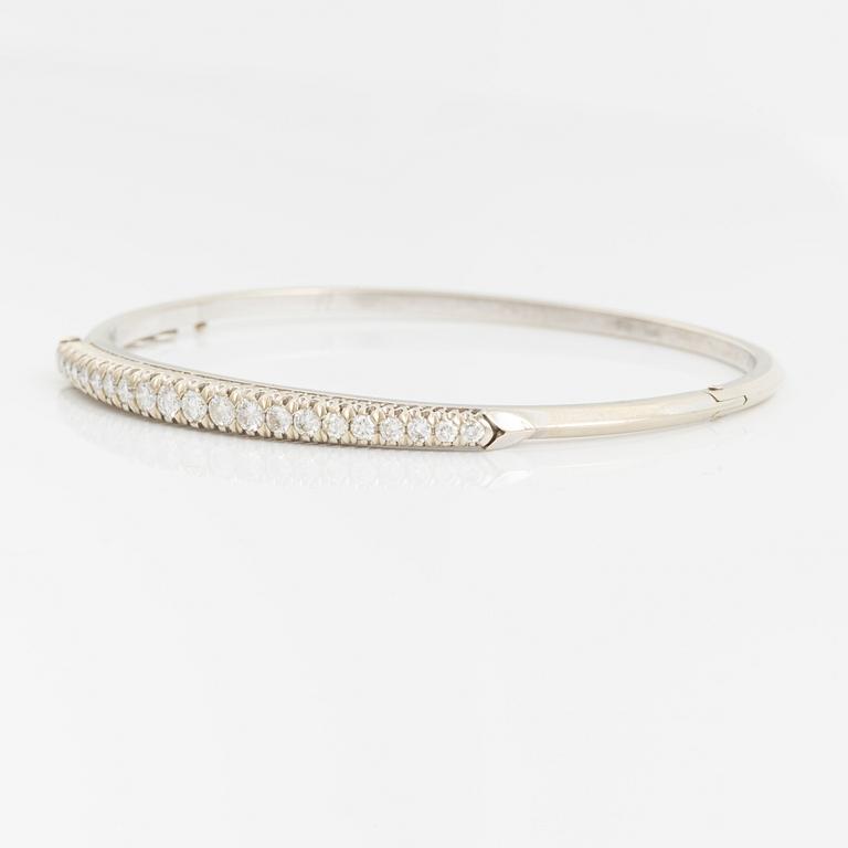18K white gold bangle with round brilliant-cut diamonds.