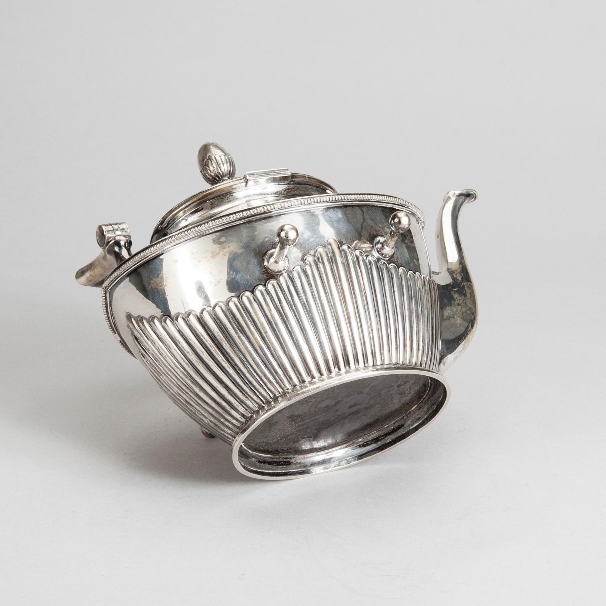 TEKANNA MED RECHAUD, silver, K. Andersson, Stockholm 1905. Vikt 1493 g.