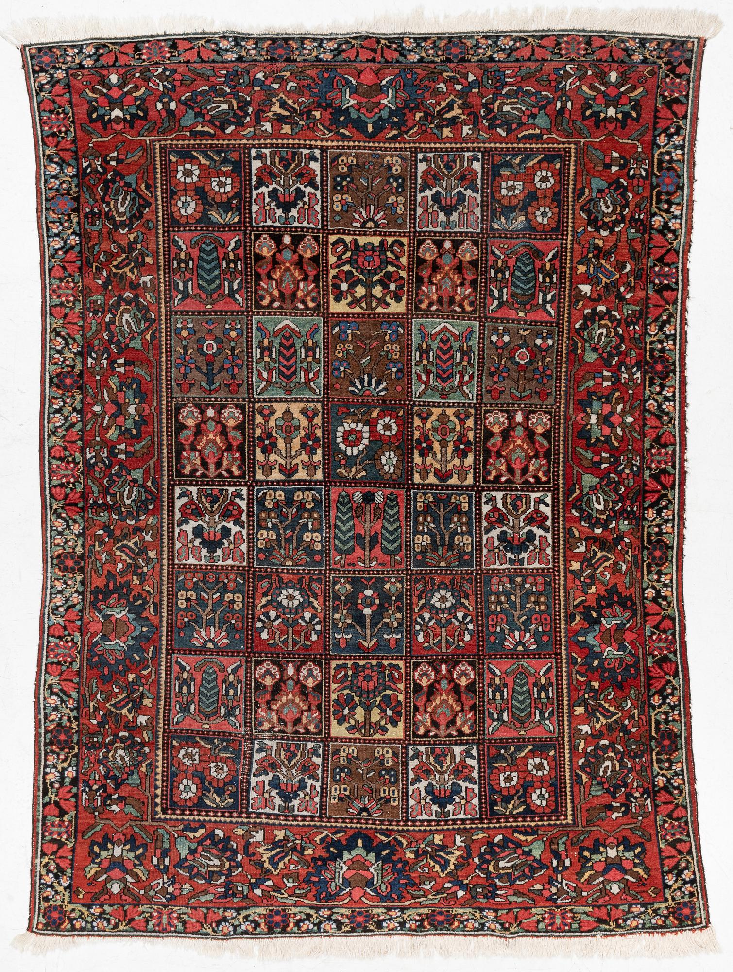 A Chahâr Mahal Bakhtiar carpet, semi-antique, c. 290 x 210 cm.