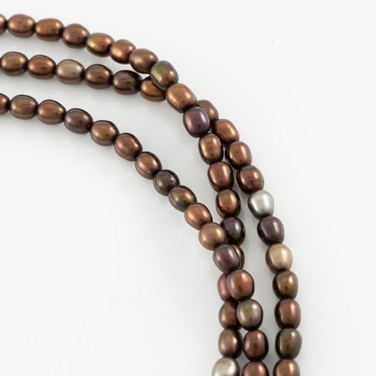 Per Borup, necklace of cultured coloured freshwater pearls, clasp 18K gold with diamonds.