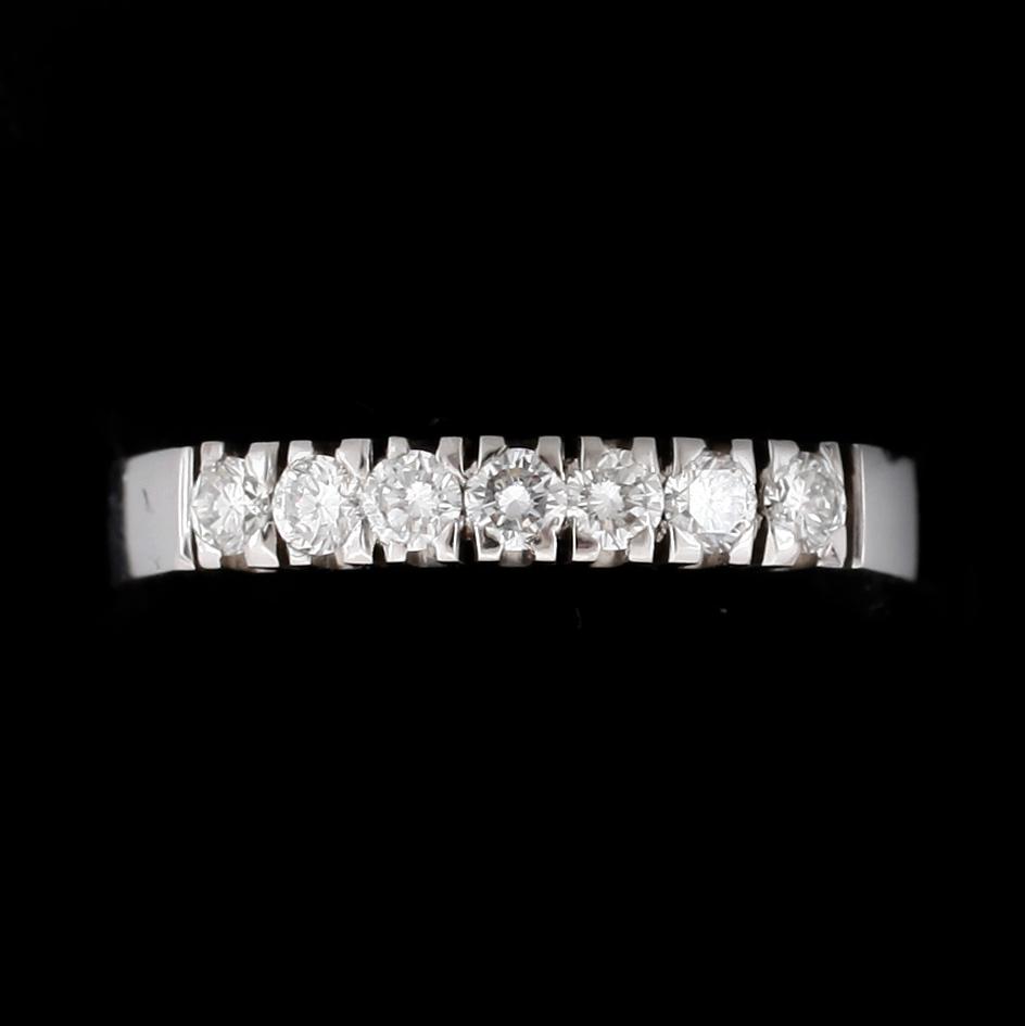 RING, 18k vitguld med 7 briljantslipade diamanter tot ca0,28ct. Vikt 2,6g.