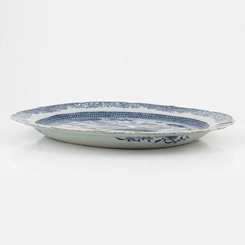 A blue and white Chinese porcelain charger, Qing Dynasty, Qianlong (1736-95).