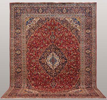 A CARPET, Kashan, ca 402 x 300 cm.
