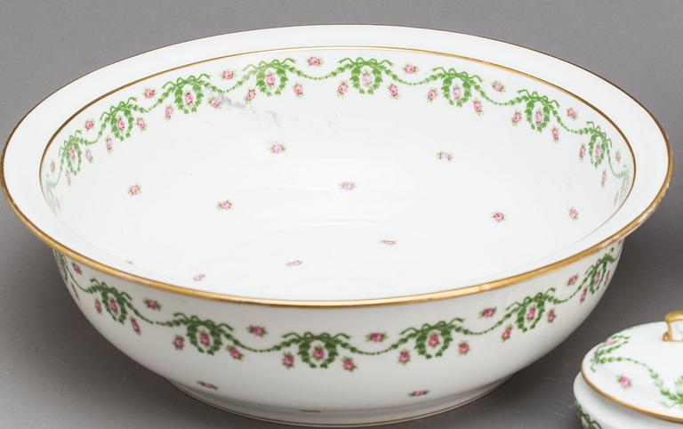TVÄTTSERVIS, 3 dlr, tidigt 1900-tal, en del märkt Limoges, porslin.