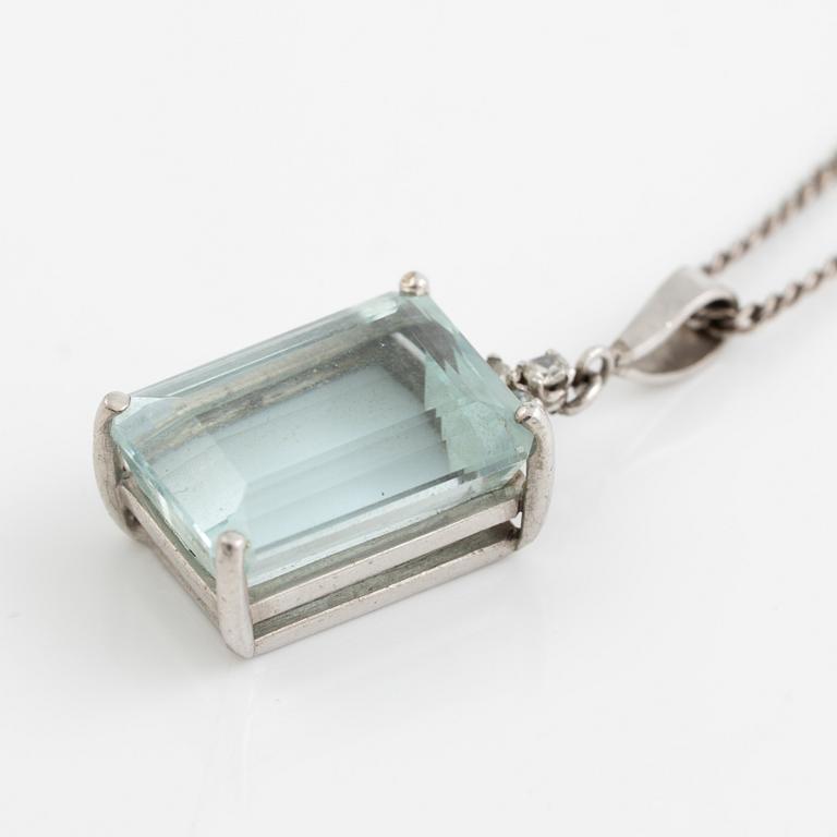 Hänge med smaragdslipad akvamarin och åttkantalsliapade diamanter, med kedja silver.